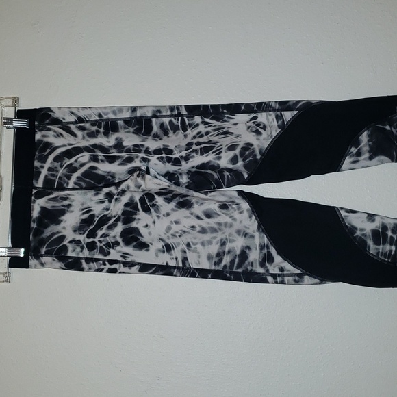 Nike | Black & White Tie-Dye Dri-FIT Pro Capri Leggings - Picture 4 of 7